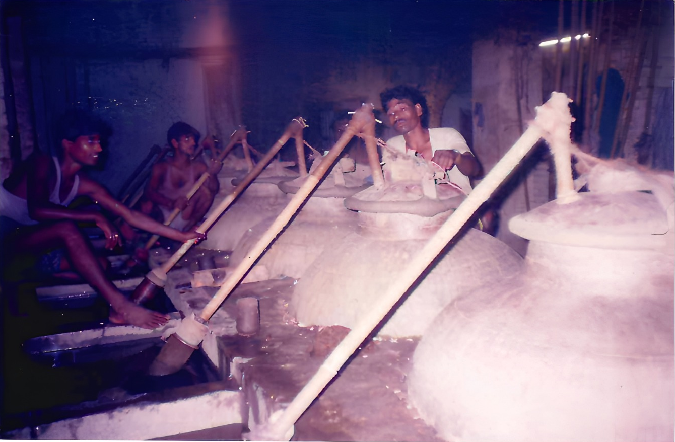 Artisans practising the traditional Deg Bhapka distillation process